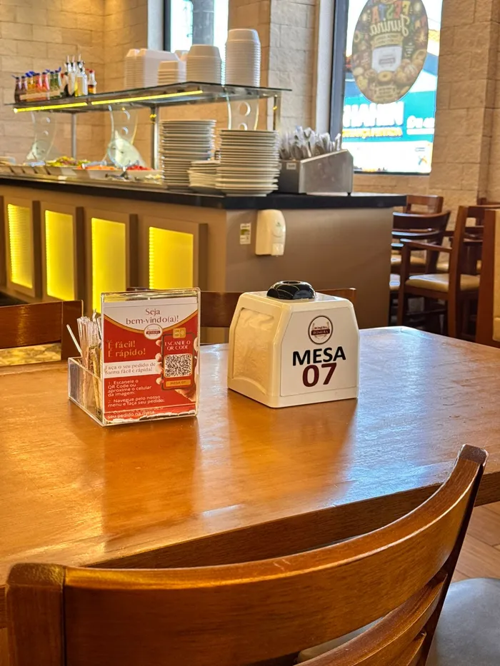 Prisma com QR Code na mesa de um restaurante - Mesa 07