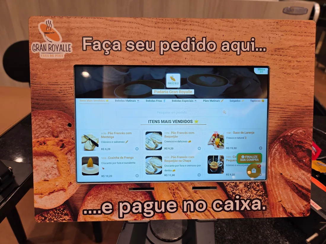 Cliente fazendo o pedido no totem de autoatendimento da Padaria Gran Royalle